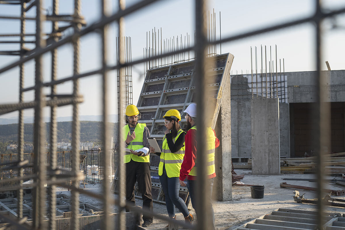 Travailleurs de la construction sur le site