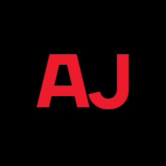 Logo AJ en rouge sur fond noir.