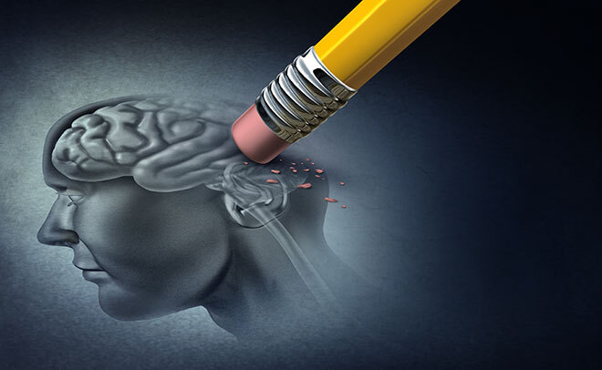 Crayon gomme érodant un cerveau, symbolisant la perte de connaissances ou l'oubli.