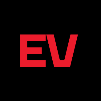 Logo rouge "EV" sur fond noir, évoquant l'innovation et la technologie.