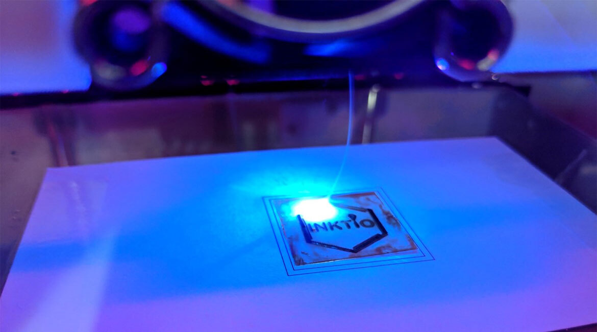Printing with a TiO2 ink