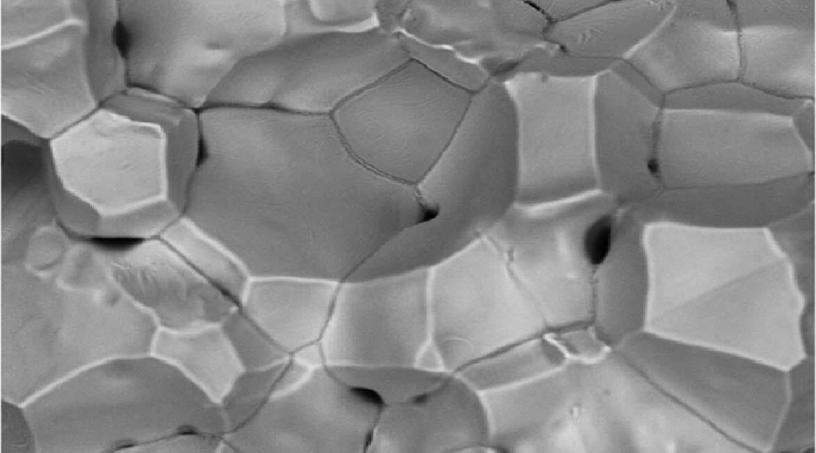 Structure de matériaux cristallins agrandie, démontrant la microarchitecture en technologie avancée.