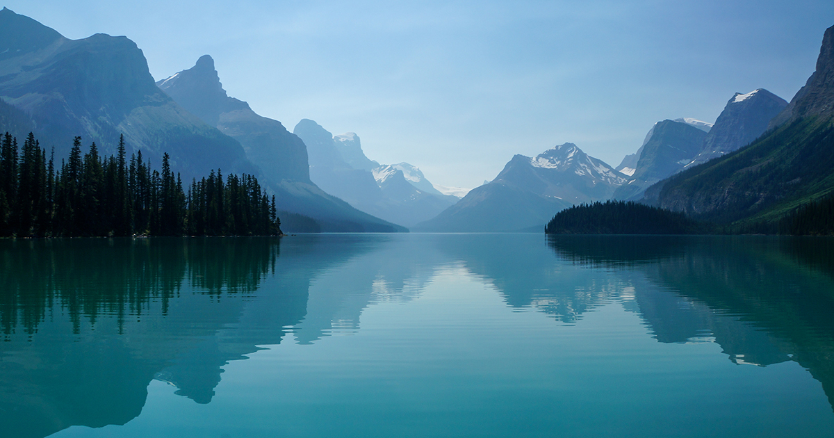 Paysage montagneux reflété dans un lac, symbole de tranquillité et inspiration technologique.