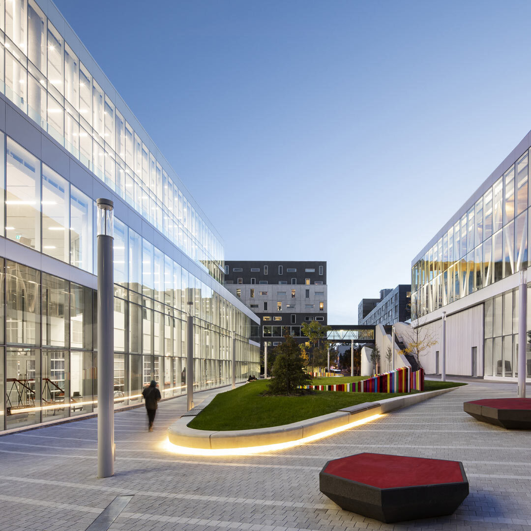 Architecture moderne avec espaces verts, pour un environnement universitaire dynamique et innovant.