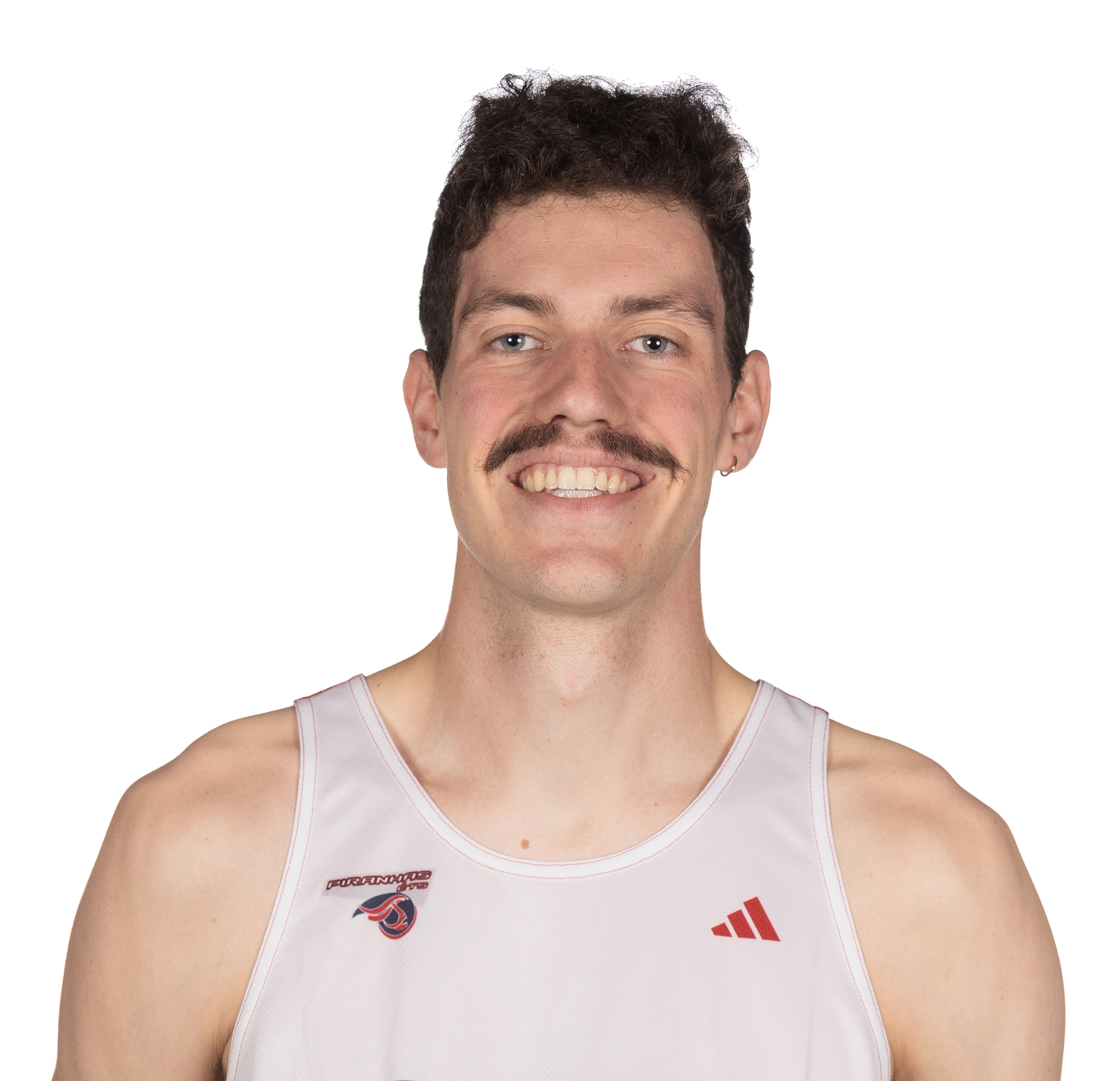 Étudiant souriant avec moustache, en tenue sportive, représentant l'université.