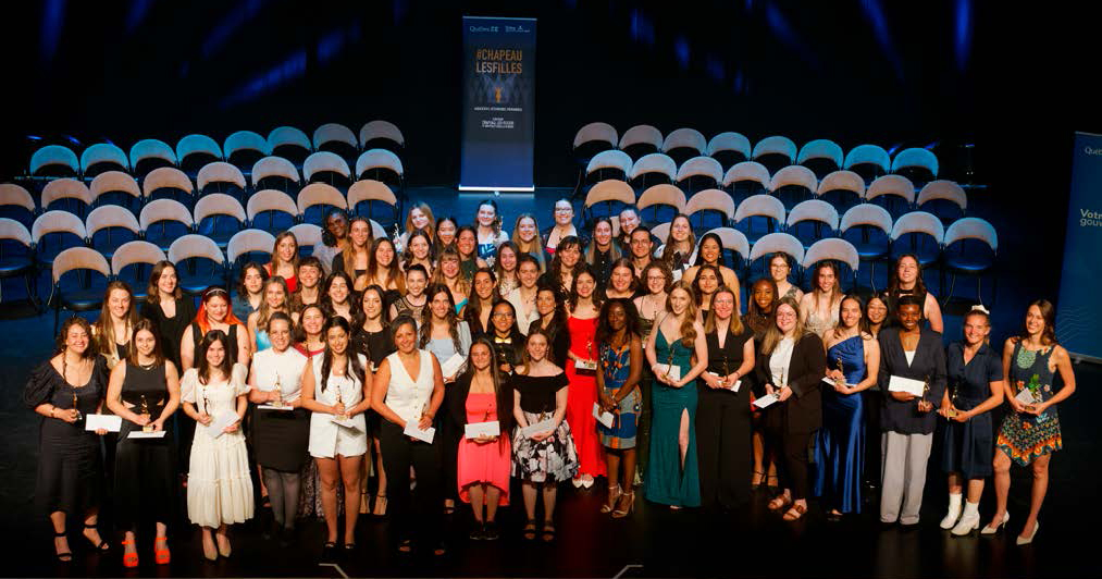 Cérémonie de remise de prix à des étudiantes méritantes.