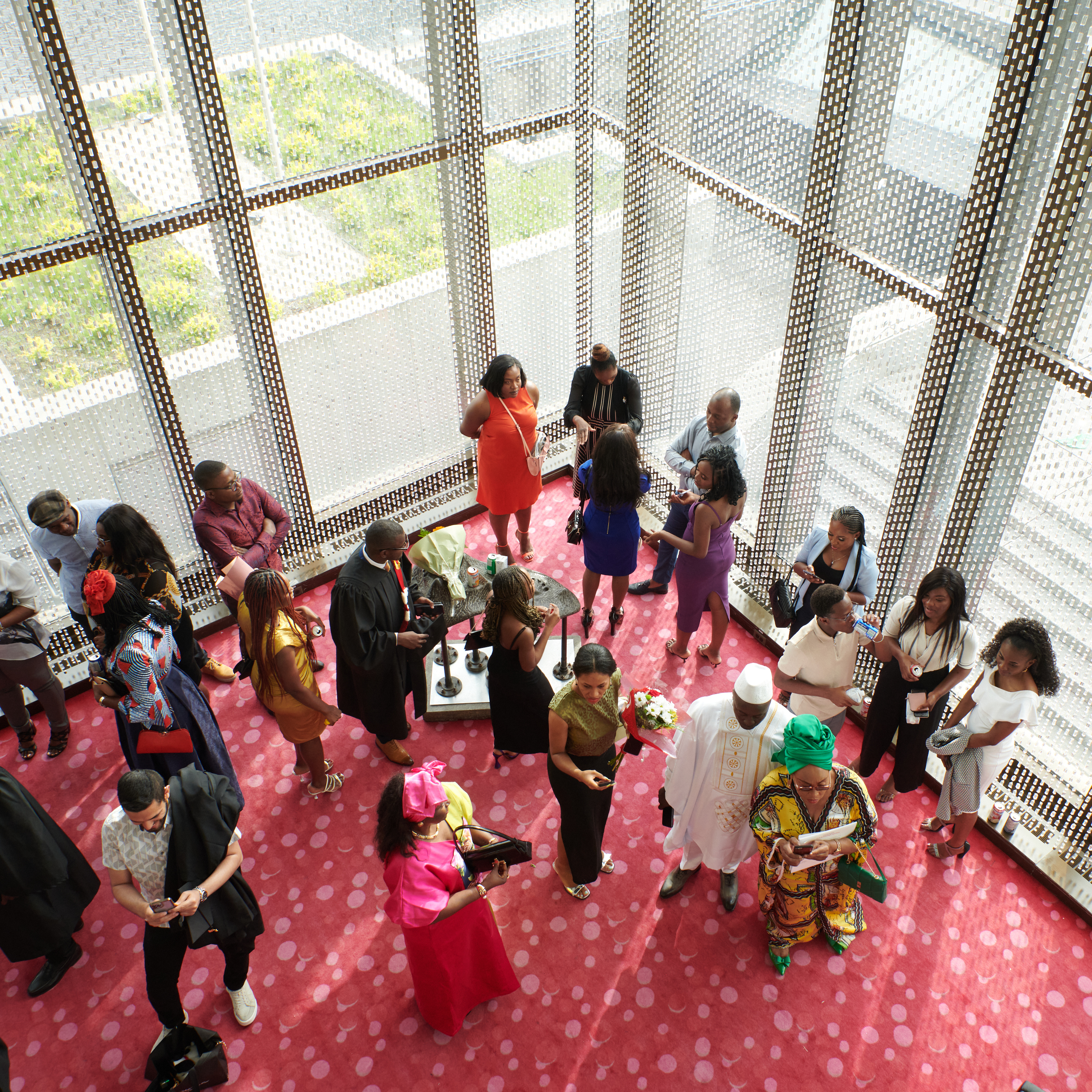 Réception élégante avec invités divers dans un cadre universitaire moderne.