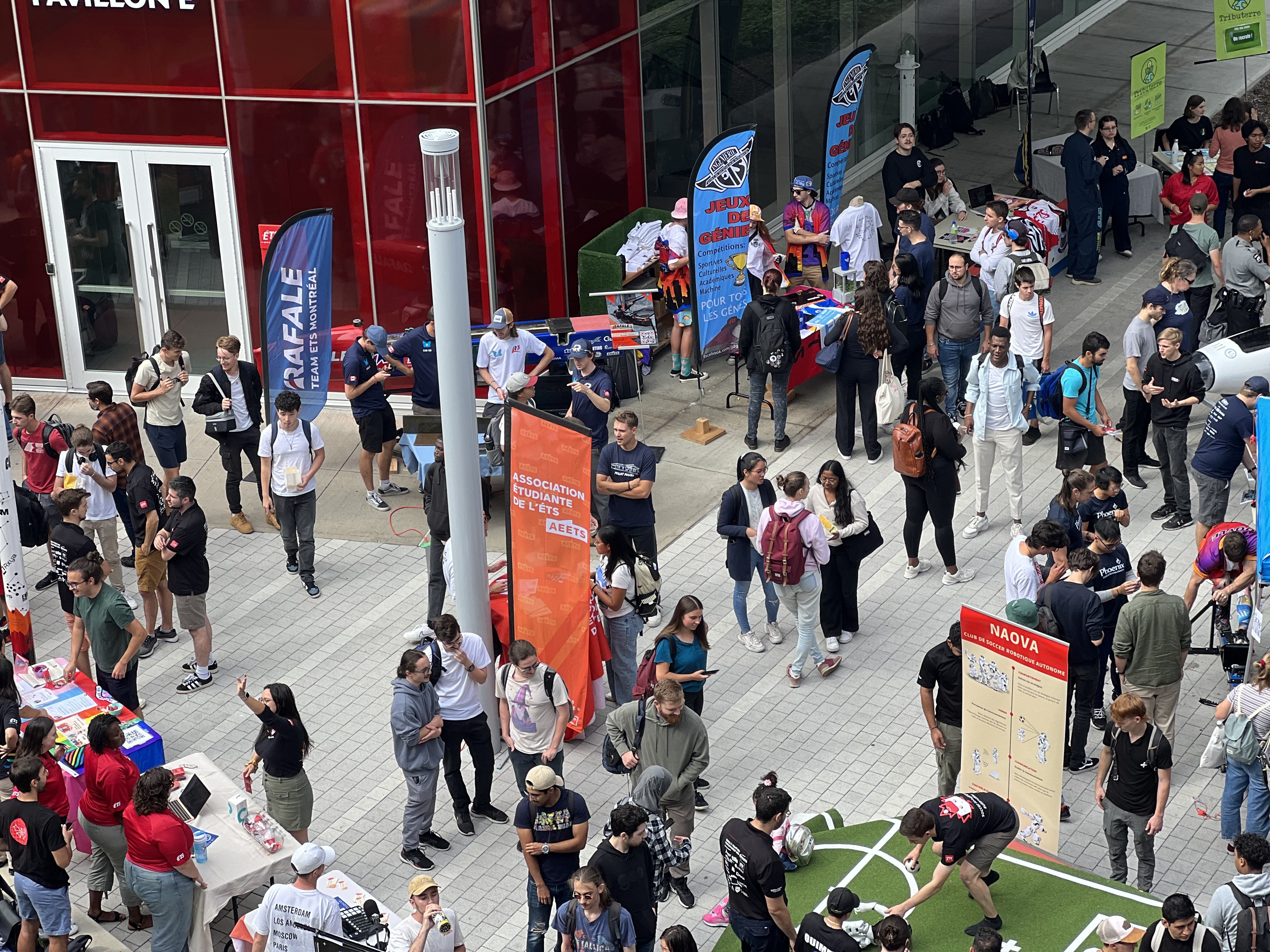 Évènement universitaire dynamique avec stands et étudiants. Fête des clubs 2023