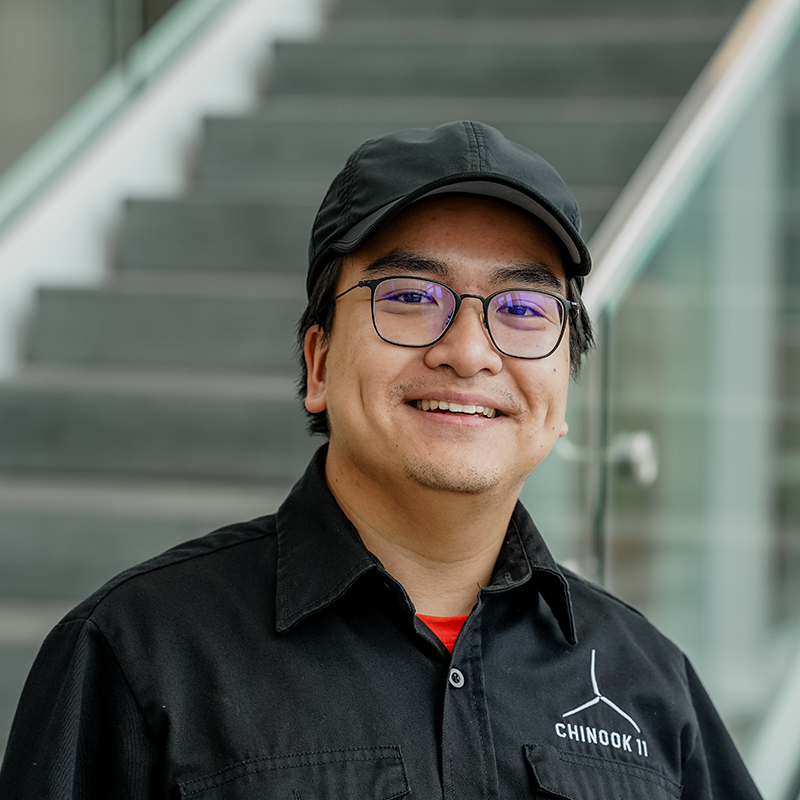 Étudiant souriant en génie, fier membre de l'équipe Chinook.