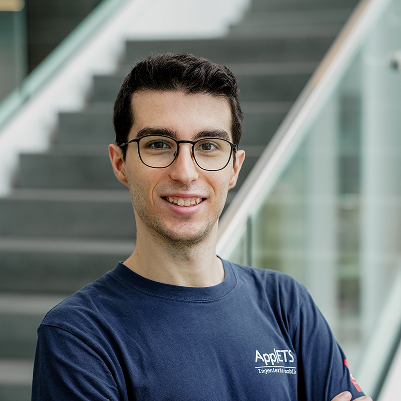 Étudiant souriant d'une École de technologie supérieure, fier de l'ingénierie.