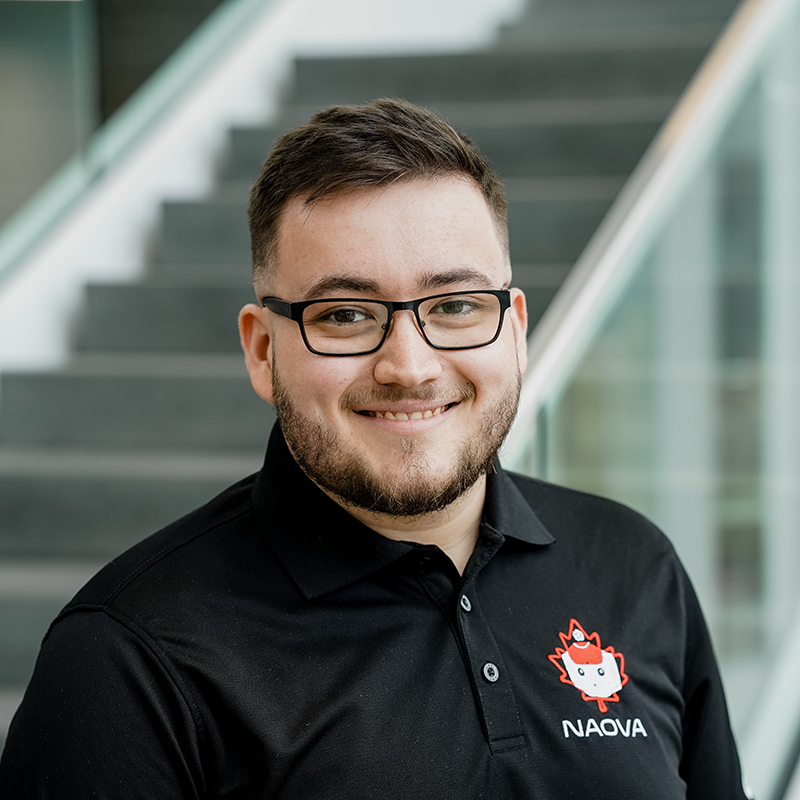 Étudiant souriant en technologie, ambiance moderne et dynamique.