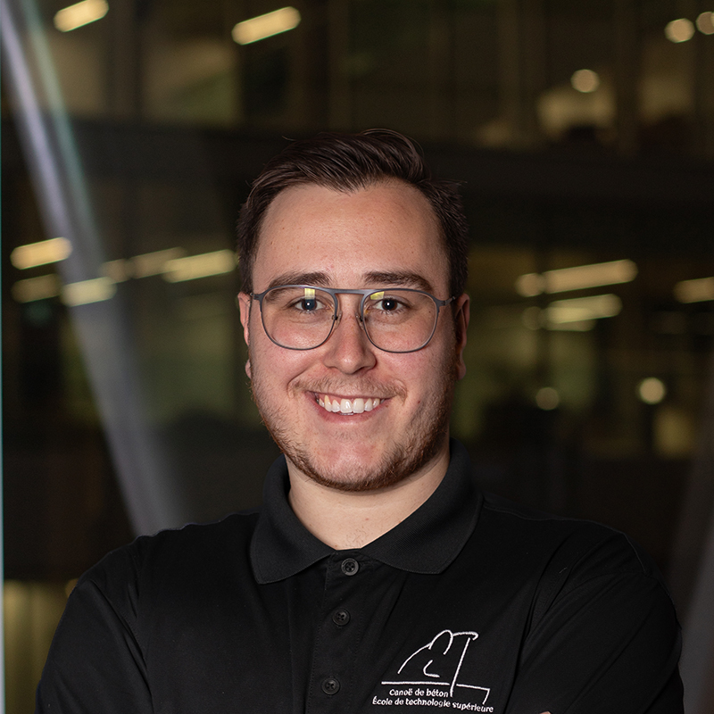 Étudiant souriant en génie, polo avec logo universitaire, incarne l'innovation et le dynamisme académique.