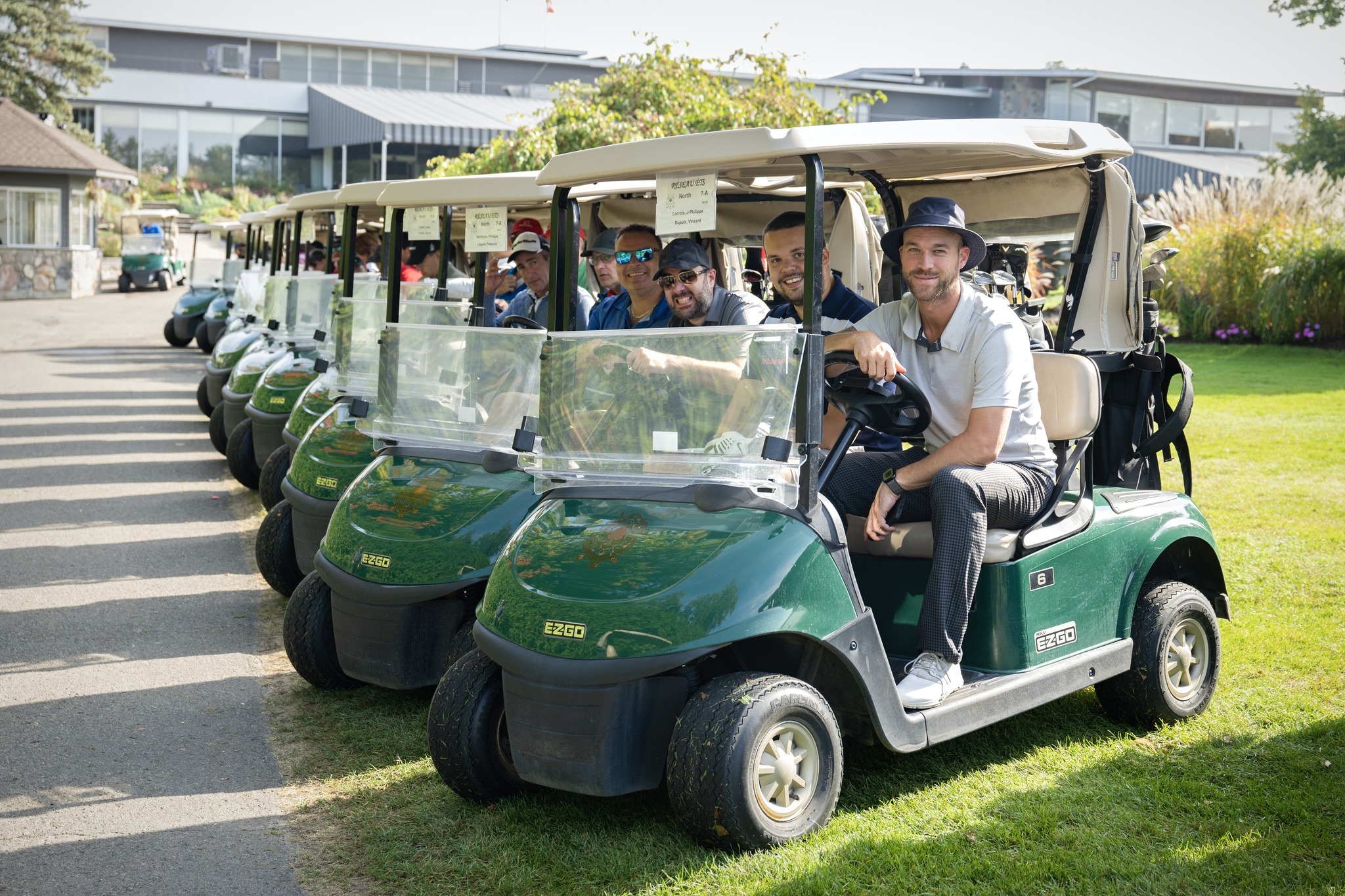 Activité sociale sur le campus avec des voitures de golf.