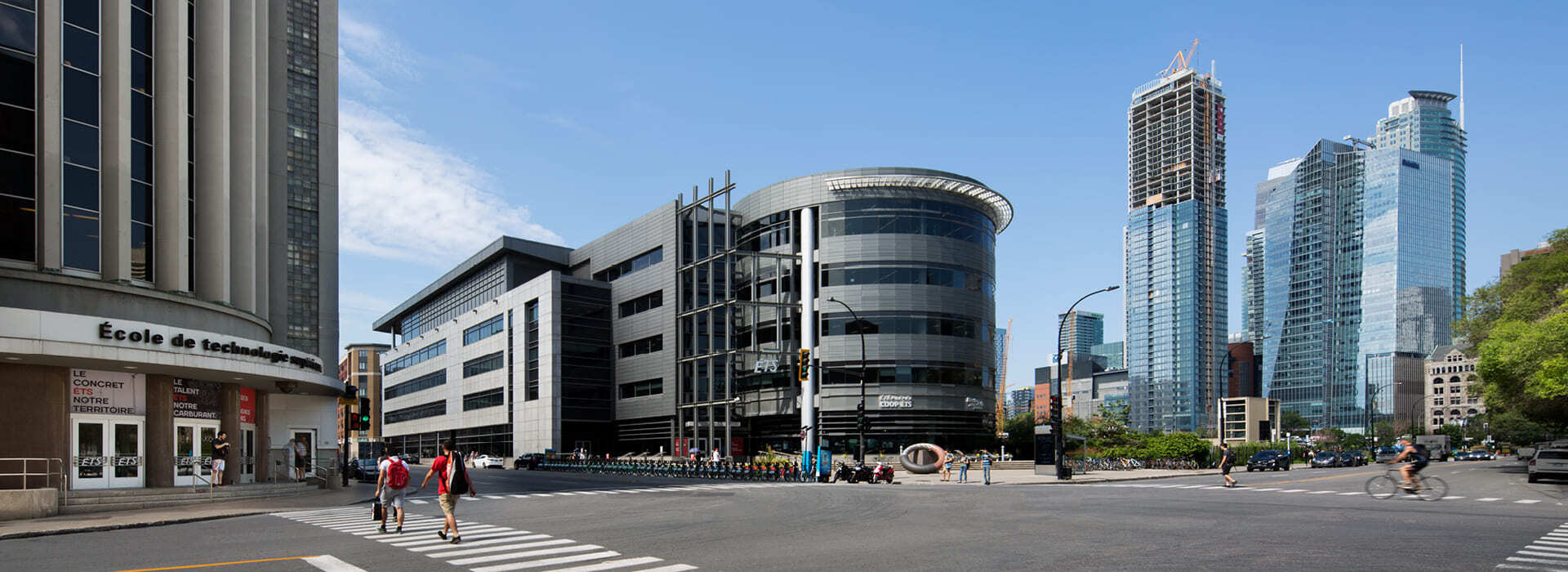 École de technologie supérieure, vue urbaine avec piétons et architecture moderne.