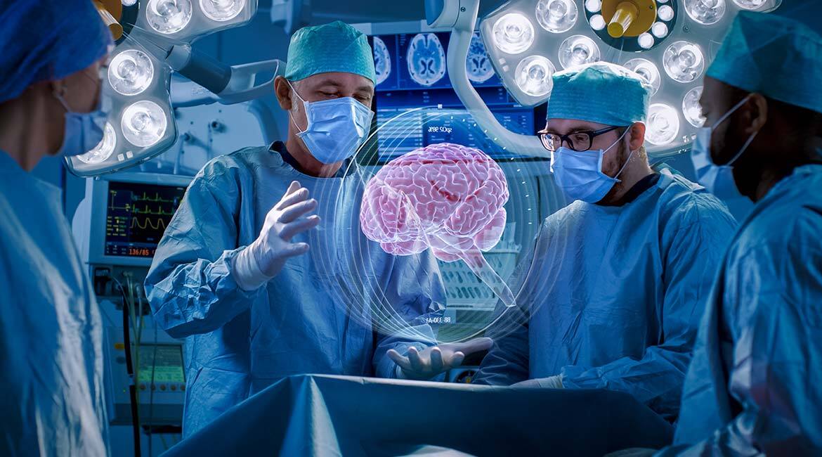 Équipe chirurgicale en action avec technologie de visualisation du cerveau avancée.