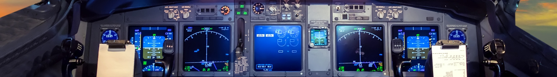 Cockpit avancé avec instruments de vol numériques et vue du ciel au crépuscule.